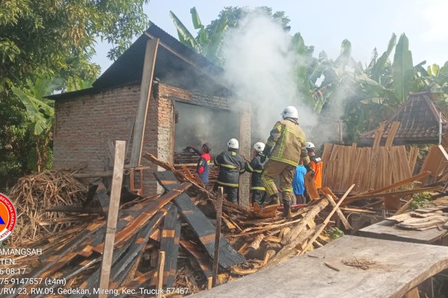 Kebakaran Landa Oven Pengeringan Kayu di Desa Mireng, Kecamatan Trucuk