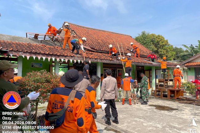 Gotong Royong Pembersihan Atap Roboh SD Negeri 2 Sribit, Kecamatan Delanggu