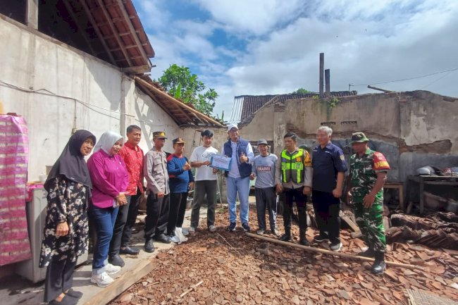 Bupati Klaten Tinjau Atap Rumah Roboh dan Memberikan Bantuan di Desa Nglinggi, Kecamatan Klaten Selatan