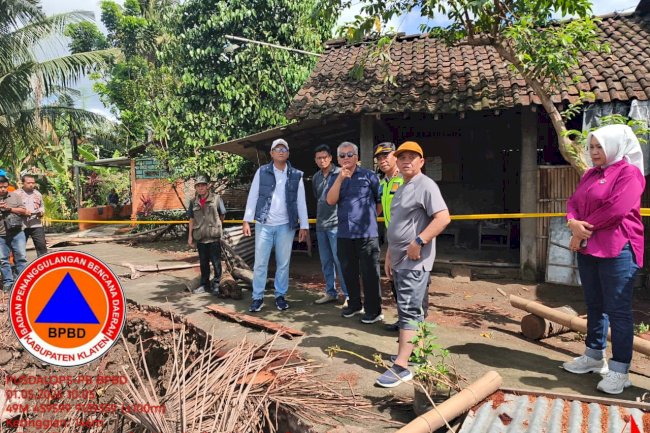 Bupati Klaten Tinjau Tanggul Longsor di Desa Paseban, Kecamatan Bayat