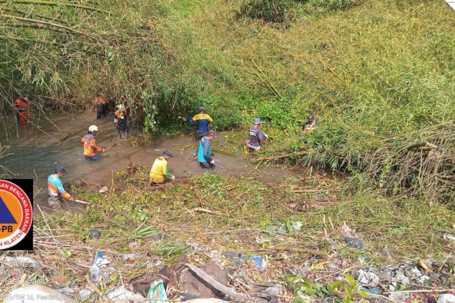 Pembersihan Rumpun Bambu Roboh ke Sungai Ujung di Desa Pandes, Kecamatan Wedi