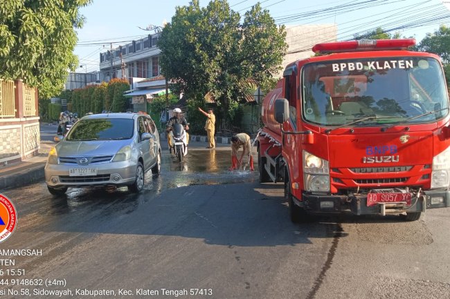 Pembersihan Tumpahan Solar di Depan Masjid Ar-Rohmah, Klaten Tengah