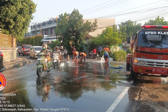Respon Cepat : BPBD Klaten Bersihkan Tumpahan Solar di Depan Masjid Ar-Rohmah, Sidowayah, Klaten Tengah