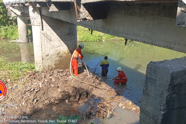Pembersihan Tumpukan Sampah di Jembatan Desa Trucuk, Kecamatan Trucuk