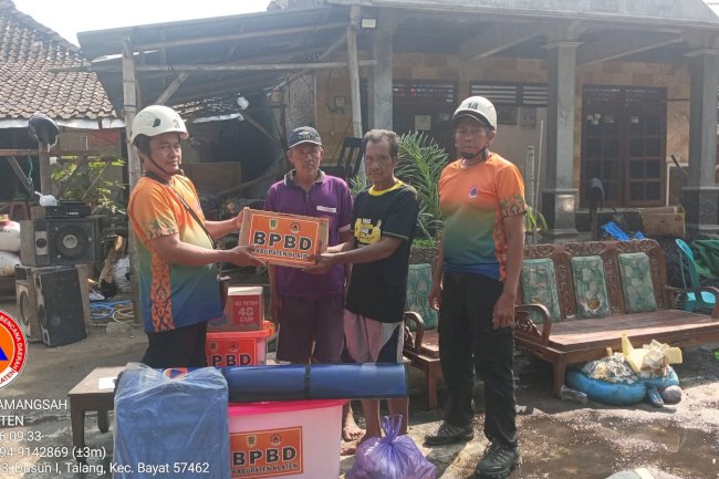 Penyerahan Bantuan Logistik Terdampak Kebakaran Rumah di Desa Talang, kecamatan Bayat