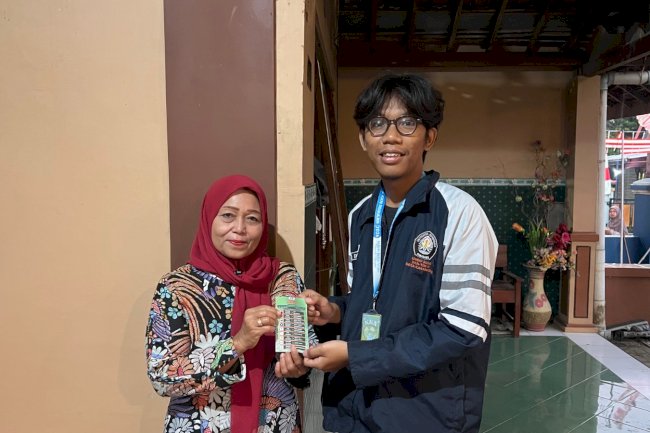 Tingkatkan Kesiapsiagaan Masyarakat, Mahasiswa KKN Reguler Undip Pasang Stiker Nomor Darurat di Desa Karanglo, Kecamatan Polanharjo