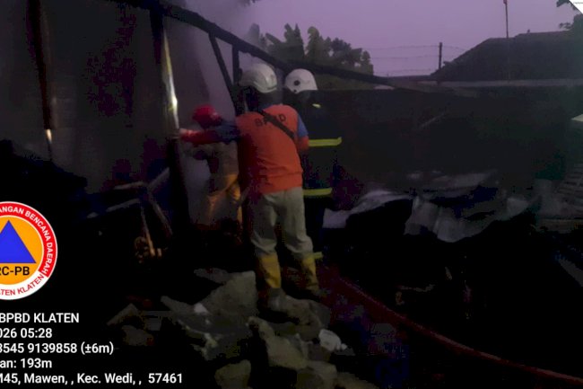 Kebakaran Gudang dan Kandang Ayam di Desa Pesu, Kecamatan Wedi. Penyebab Belum Diketahui