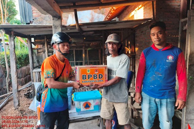 Penyerahan Bantuan Logistik terdampak Kebakaran Rumah di Desa Gemblegan, Kecamatan Kalikotes