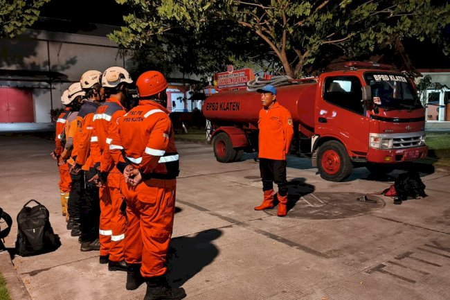 BPBD Kabupaten Klaten Kirim Personil, Truk Tangki Air, dan Peralatan Pendukung Guna BKO Kebakaran TPA Putri Cempo Solo