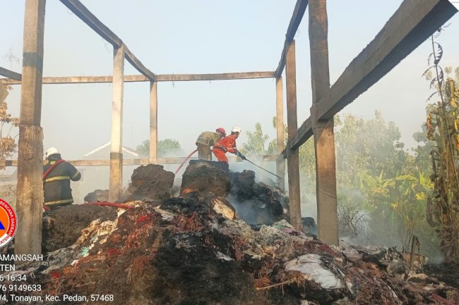 Kebakaran Gudang Limbah Kain Perca di Desa Tambakboyo, Kecamatan Pedan
