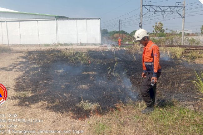 Kebakaran Lahan di Pinggir Rel Kereta Api di Desa Dlimas, Kecamatan Ceper