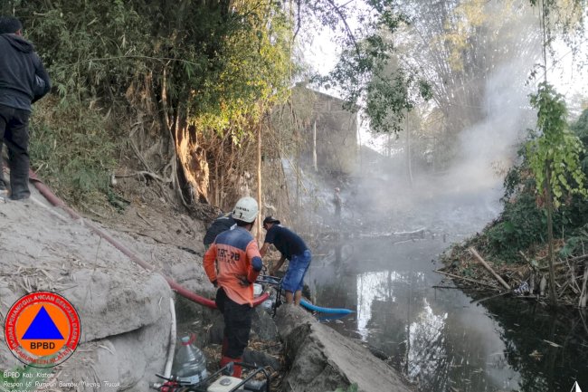 Kebakaran Rumpun Bambu Luas Terbakar 2.100 m2 di Desa Mireng, Kecamatan Trucuk