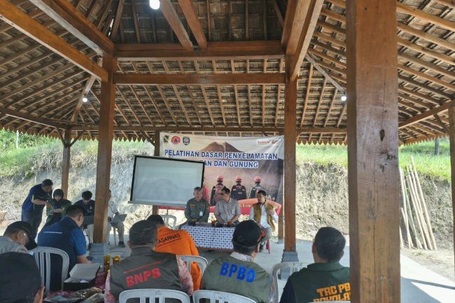 Pelatihan Dasar Penyelamatan, Simulasi Hutan dan Gunung di Kalitalang, Desa Balerante, Kecamatan Kemalang