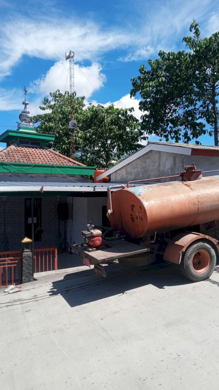 Musim Kemarau, BPBD Klaten Dropping Air Bersih 20.000 Liter di desa Tlogowatu - Kemalang