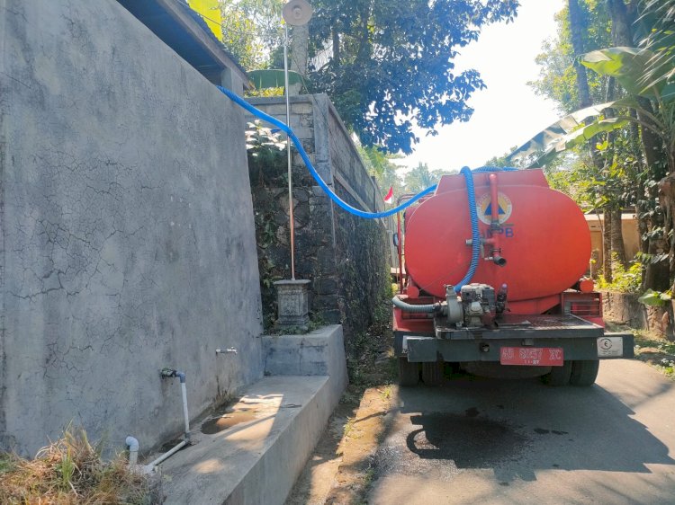 Dampak Kekeringan, BPBD Kabupaten Klaten Distribusikan Air Bersih 8 Tangki di desa Tlogowatu kecamatan Kemalang