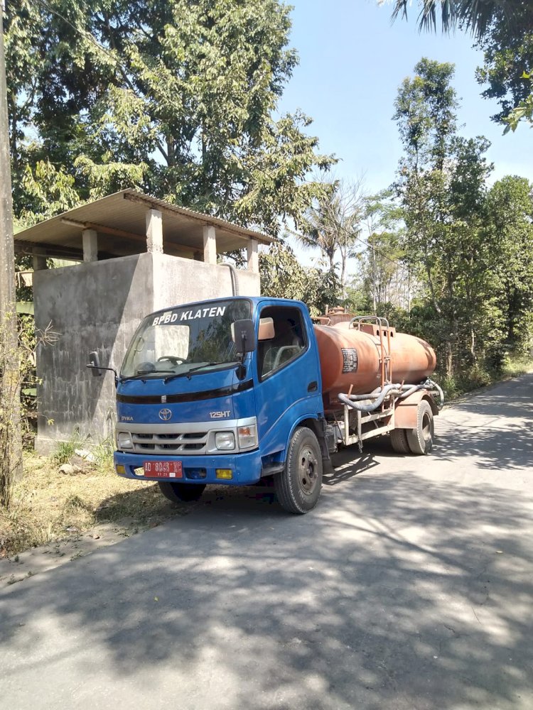 Dampak Kekeringan, BPBD Kabupaten Klaten Distribusikan Air Bersih 8 Tangki di desa Tlogowatu kecamatan Kemalang