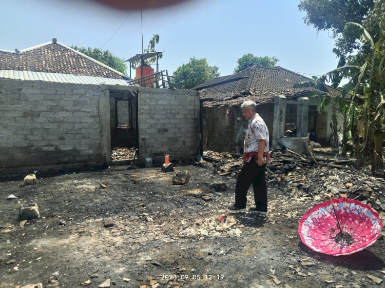 Plt. Kalak BPBD Kabupaten Klaten Tinjau Lokasi Kebakaran Serta Memberikan Bantuan Kepada Korban Kebakaran