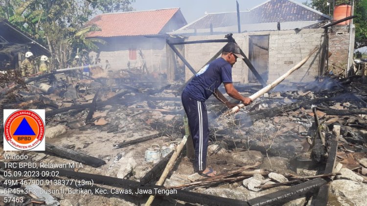 Plt. Kalak BPBD Kabupaten Klaten Tinjau Lokasi Kebakaran Serta Memberikan Bantuan Kepada Korban Kebakaran