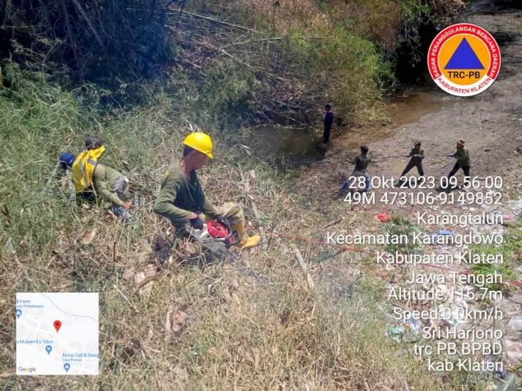 Gotong Royong Bersihkan Rumpun Bambu Roboh di Kali Gawe, Karangdowo