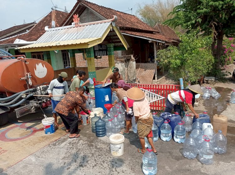 Kemarau Panjang, Warga di desa Tumpukan kecamatan Karangdowo Antre Dapatkan Air Bersih 