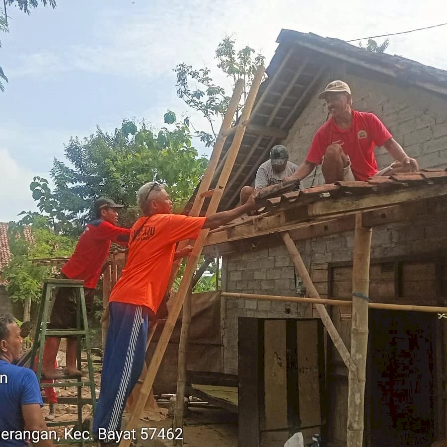 Tinjau Lokasi Rumah Roboh dan Penyerahan Bantuan Logistik di desa Ngerangan, kecamatan Bayat