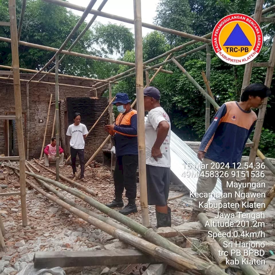 Penyerahan Bantuan Logistik Kepada Korban Terdampak Rumah Roboh di desa Mayungan, kecamatan Ngawen