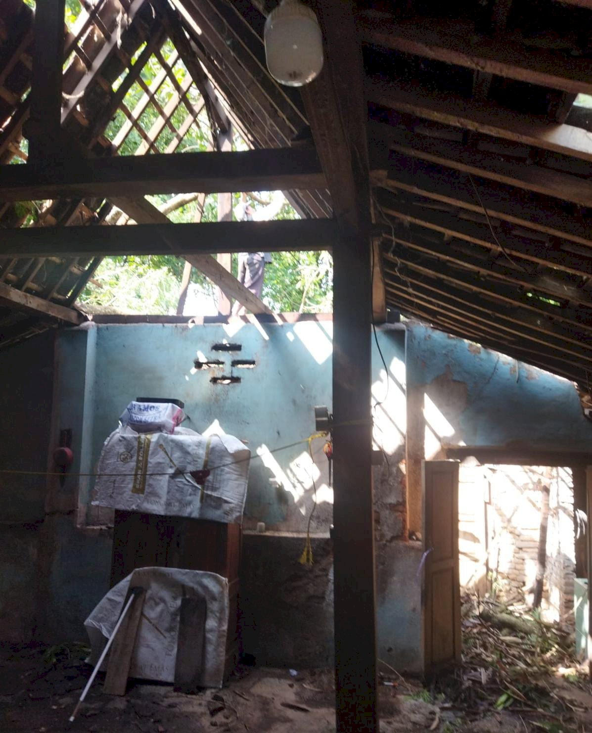 BPBD Klaten Serahkan Bantuan Logistik Bagi Korban Rumah Tertimpa Pohon Tumbang
