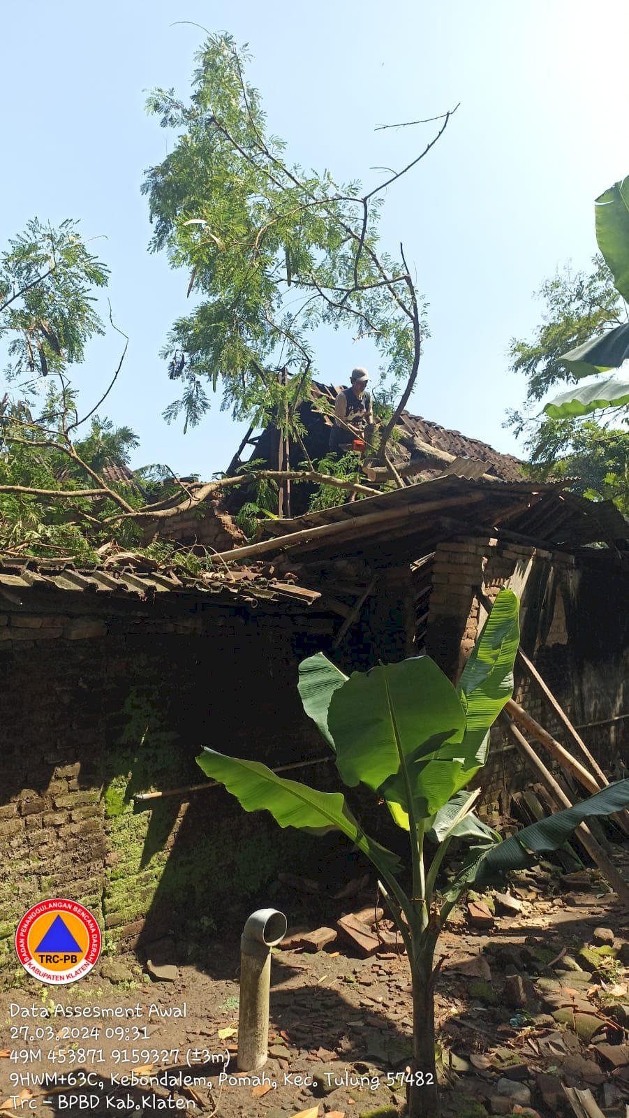 BPBD Klaten Serahkan Bantuan Logistik Bagi Korban Rumah Tertimpa Pohon Tumbang