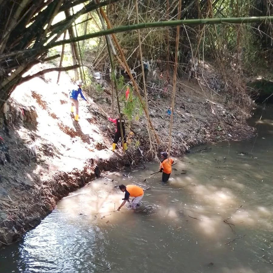 Gotong Royong Bersihkan Aliran Sungai Kuning di desa Ngemplak, kecamatan Kalikotes