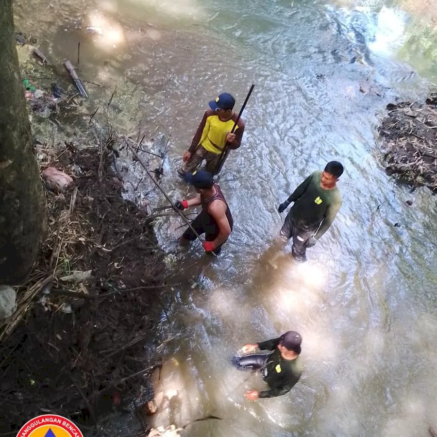 Gotong Royong Bersihkan Aliran Sungai Kuning di desa Ngemplak, kecamatan Kalikotes