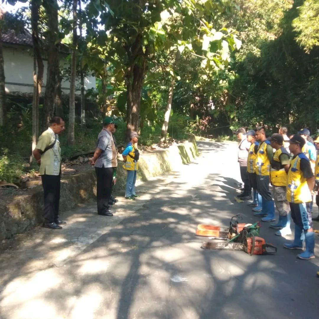 Gotong Royong Bersihkan Aliran Sungai Kuning di desa Ngemplak, kecamatan Kalikotes