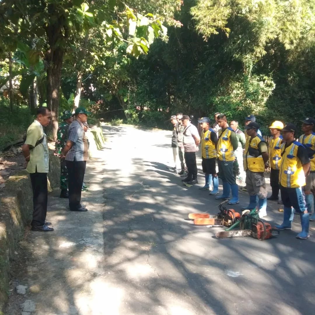 Gotong Royong Bersihkan Aliran Sungai Kuning di desa Ngemplak, kecamatan Kalikotes