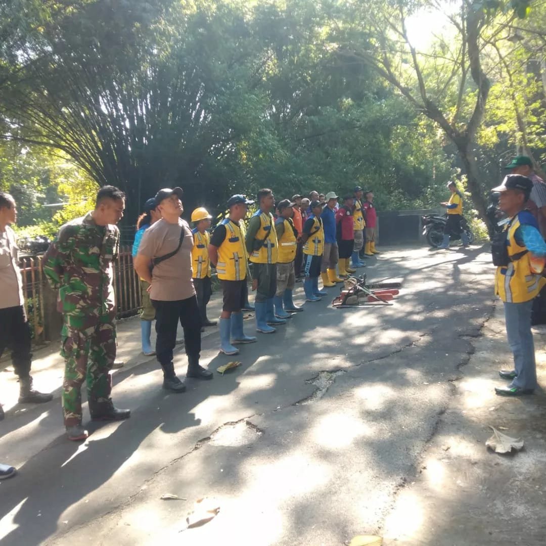 Gotong Royong Bersihkan Aliran Sungai Kuning di desa Ngemplak, kecamatan Kalikotes