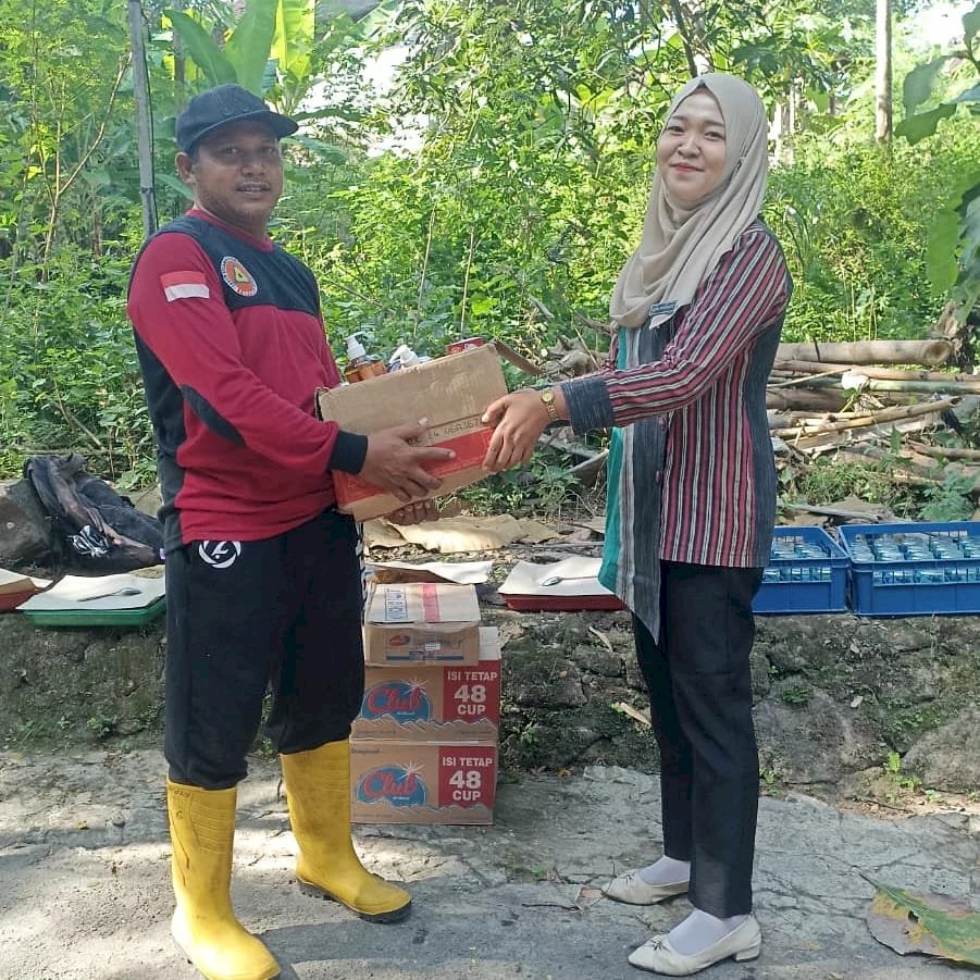 Gotong Royong Bersihkan Aliran Sungai Kuning di desa Ngemplak, kecamatan Kalikotes