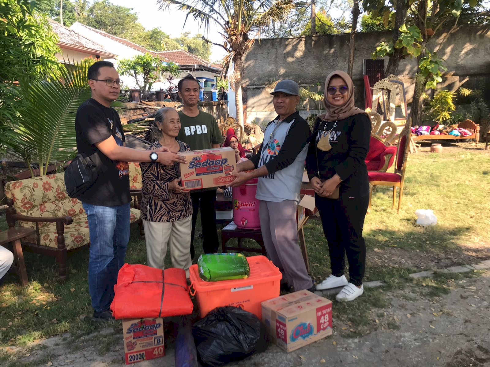 Penyerahan Bantuan Logistik Bagi Korban Kebakaran Rumah di desa Glagah, kecamatan Jatinom