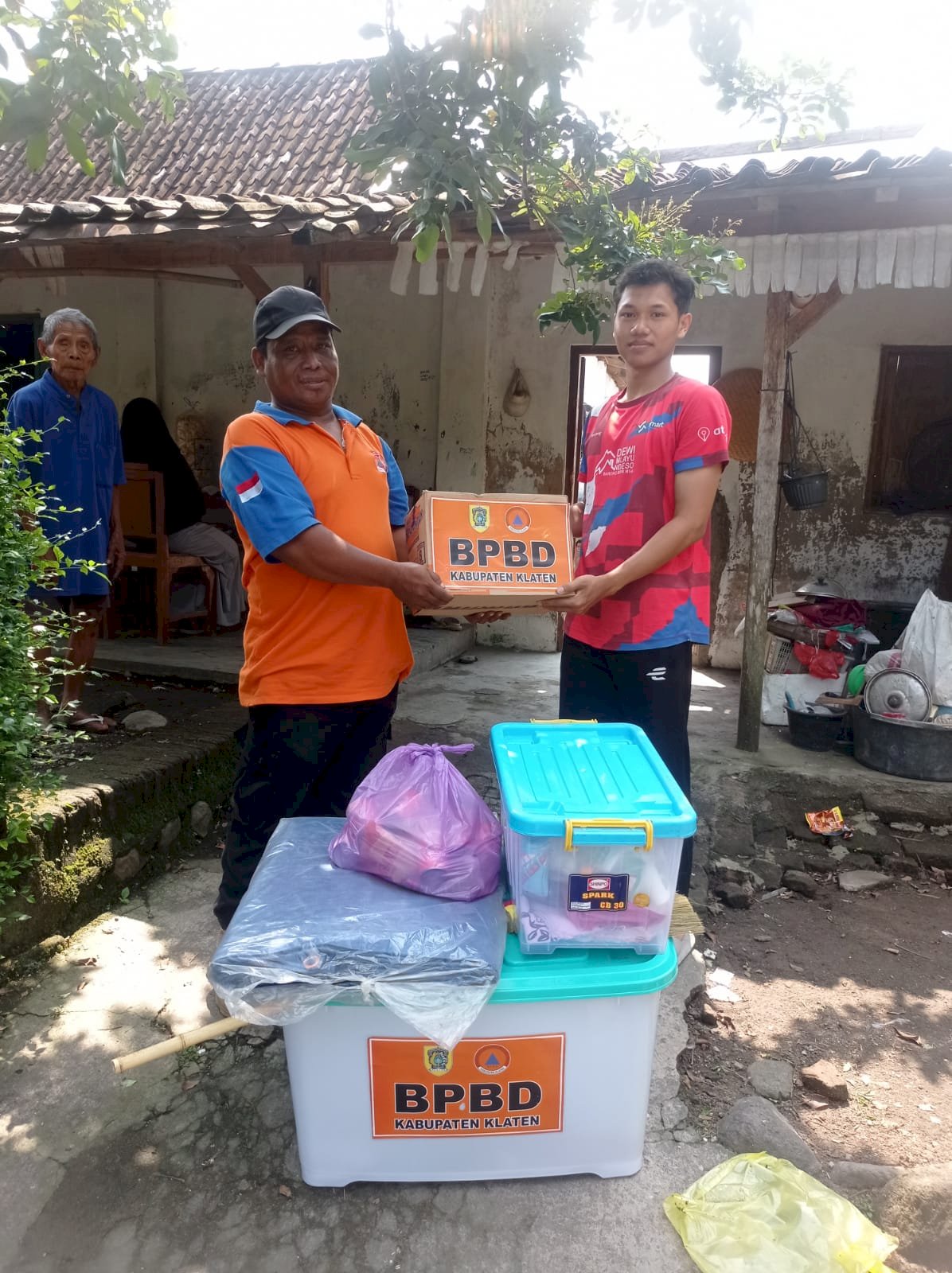 Penyerahan Bantuan Logistik untuk Dapur Rumah Roboh di Gergunung, Klaten Utara