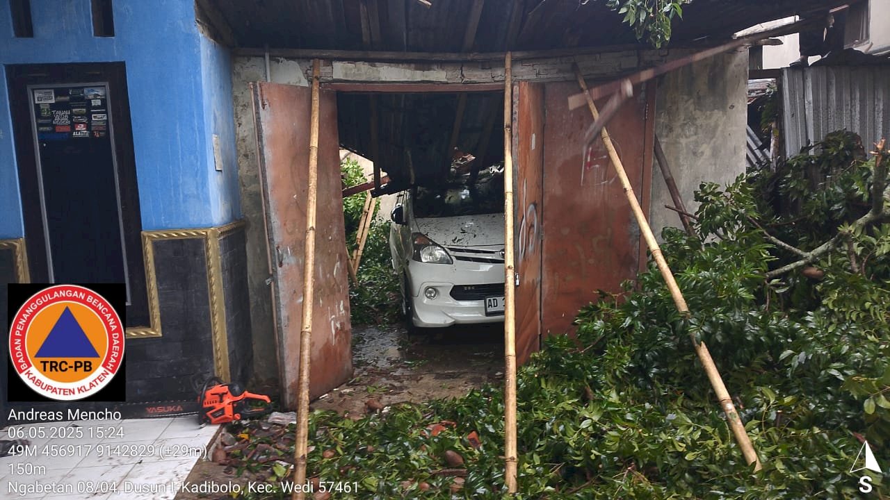 Penanganan Pohon Tumbang Menimpa Garasi di Kadibolo, Wedi