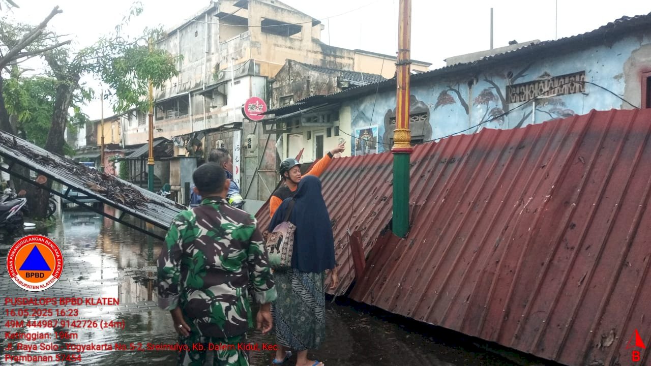 Hujan Deras Disertai Angin Kencang, Atap Teras Rumah Roboh di desa Kebondalem Kidul