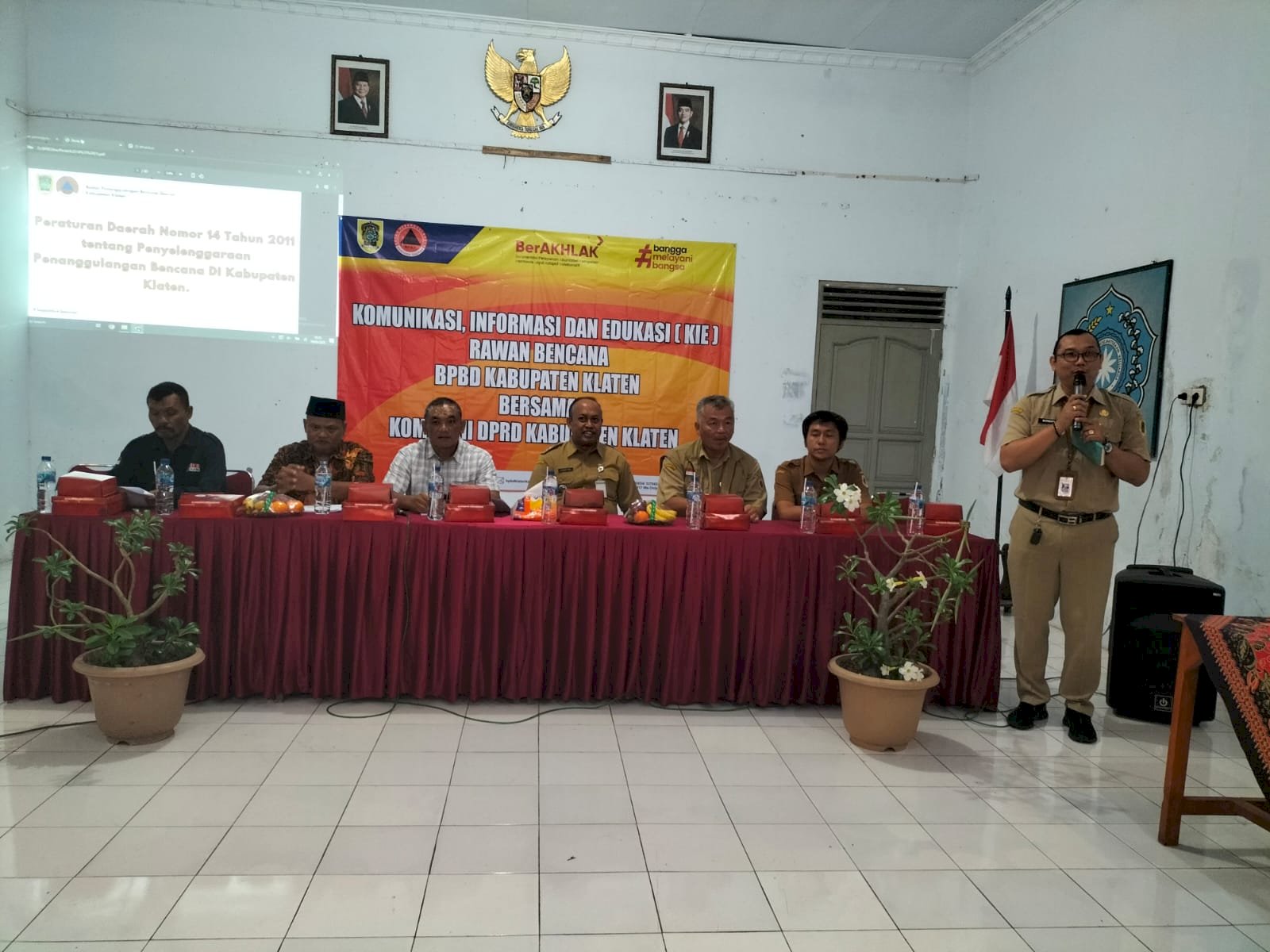 Sosialisasi Komunikasi, Informasi, dan Edukasi (KIE) Rawan Bencana di desa Krajan, Kalikotes