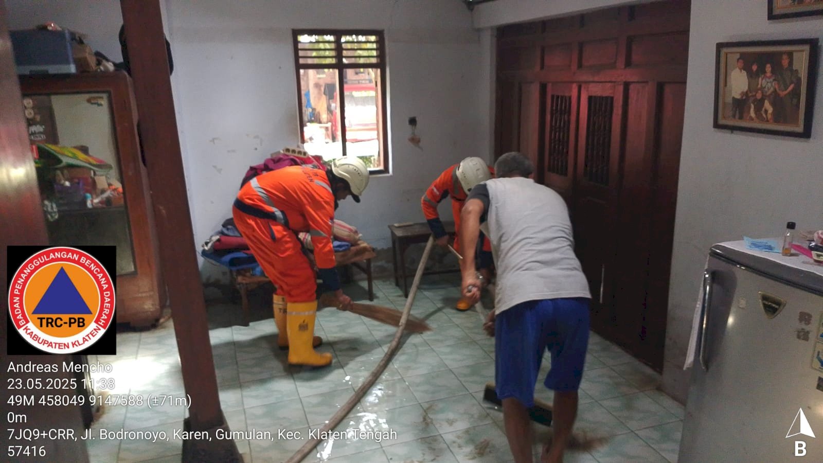 Bersihkan Rumah Warga Pasca Banjir di desa Gumulan, Klaten Tengah