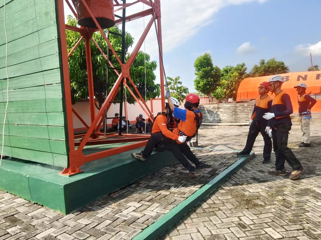 Pelatihan High Angle Rescue Technique (HART) di Kantor BASARNAS Solo