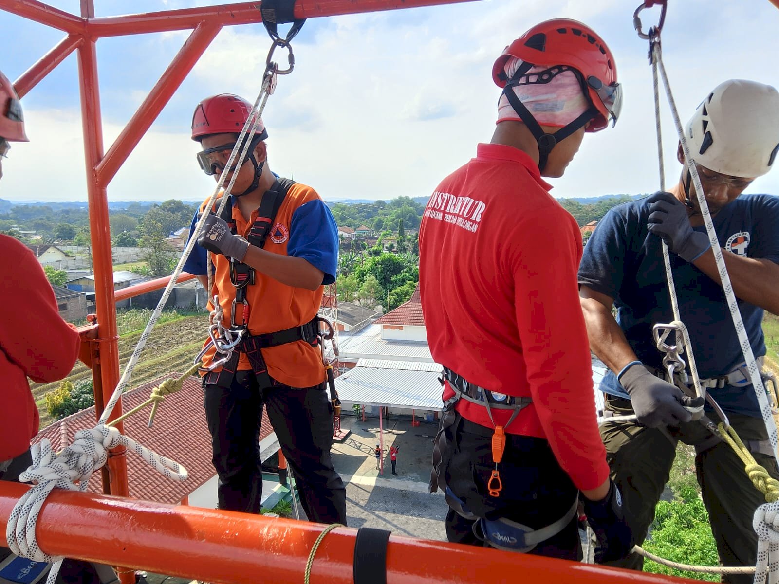Pelatihan High Angle Rescue Technique (HART) di Kantor BASARNAS Solo