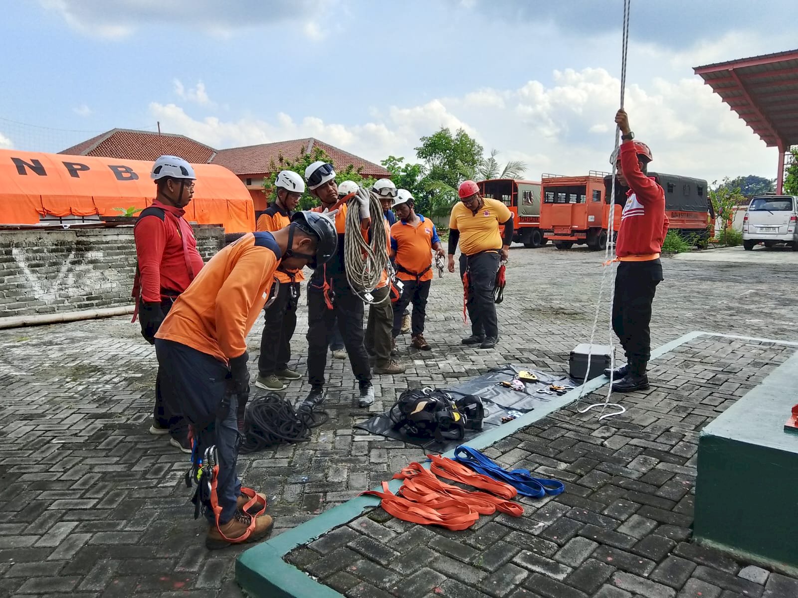 Pelatihan High Angle Rescue Technique (HART) di Kantor BASARNAS Solo