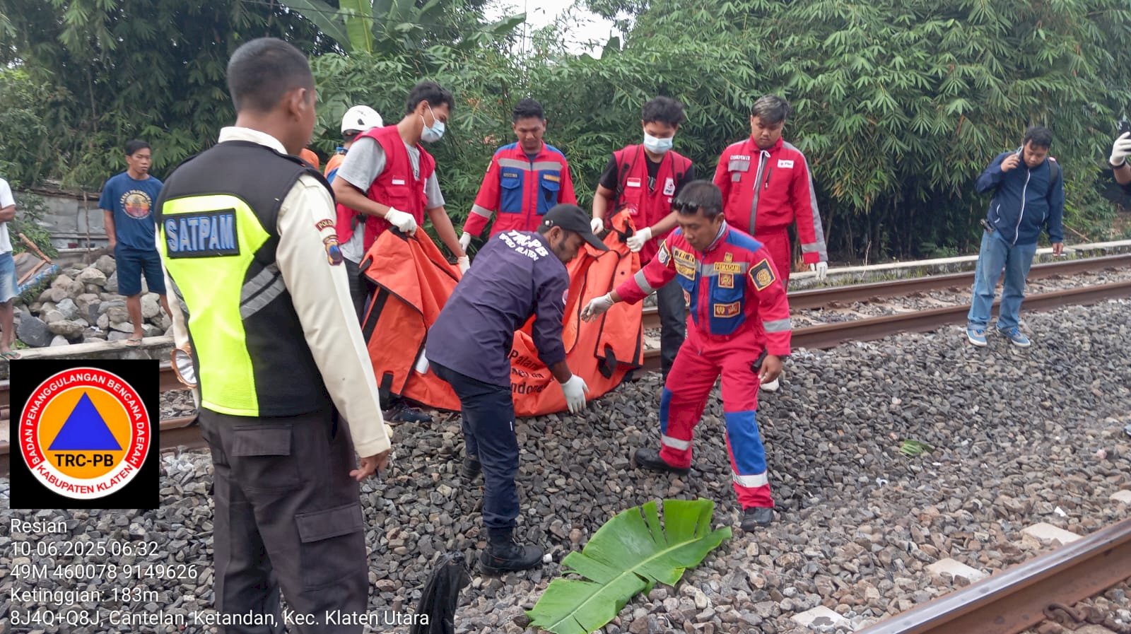 Evakuasi Korban Tertemper Kereta di Perlintasan Rel desa Ketandan, Klaten Utara