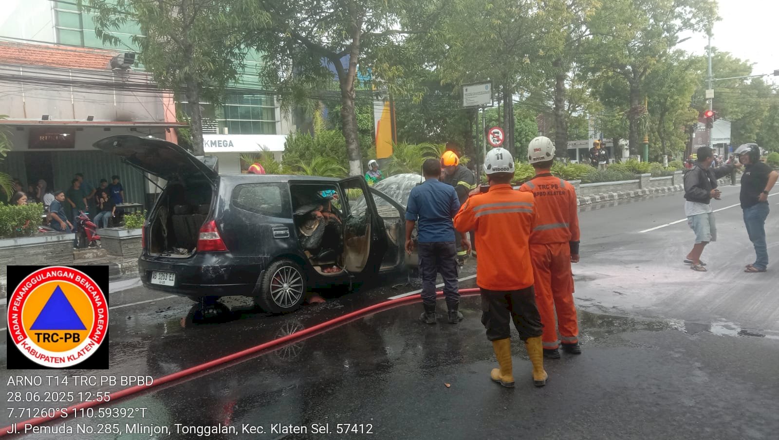 Kebakaran Mobil Pribadi di Jalan Pemuda, Mlinjon (Samping Tugu Adipura)