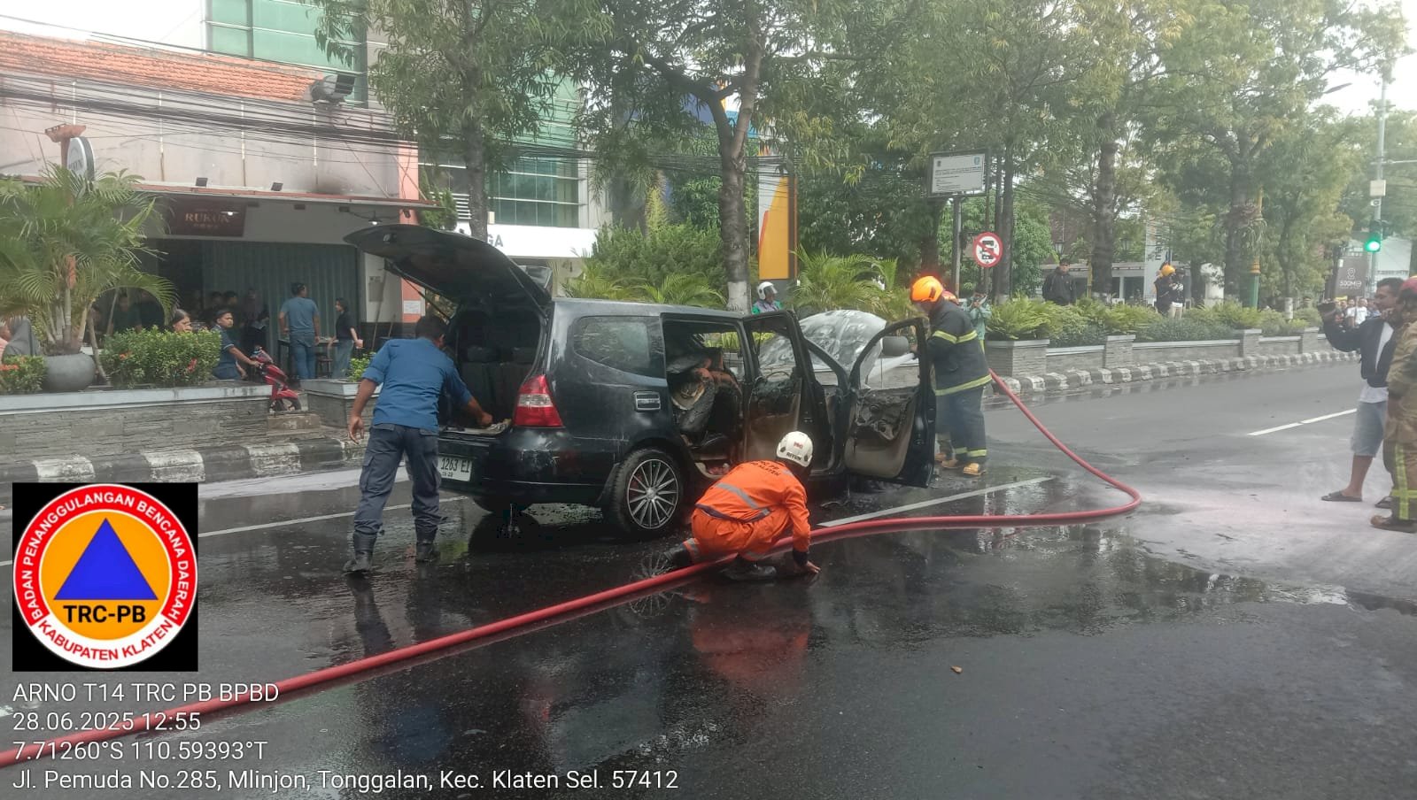 Kebakaran Mobil Pribadi di Jalan Pemuda, Mlinjon (Samping Tugu Adipura)