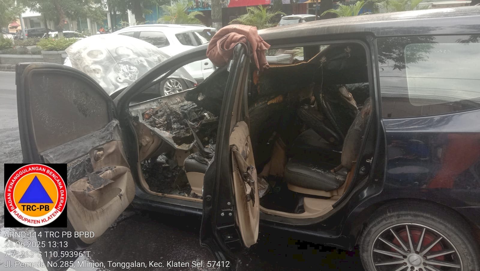 Kebakaran Mobil Pribadi di Jalan Pemuda, Mlinjon (Samping Tugu Adipura)