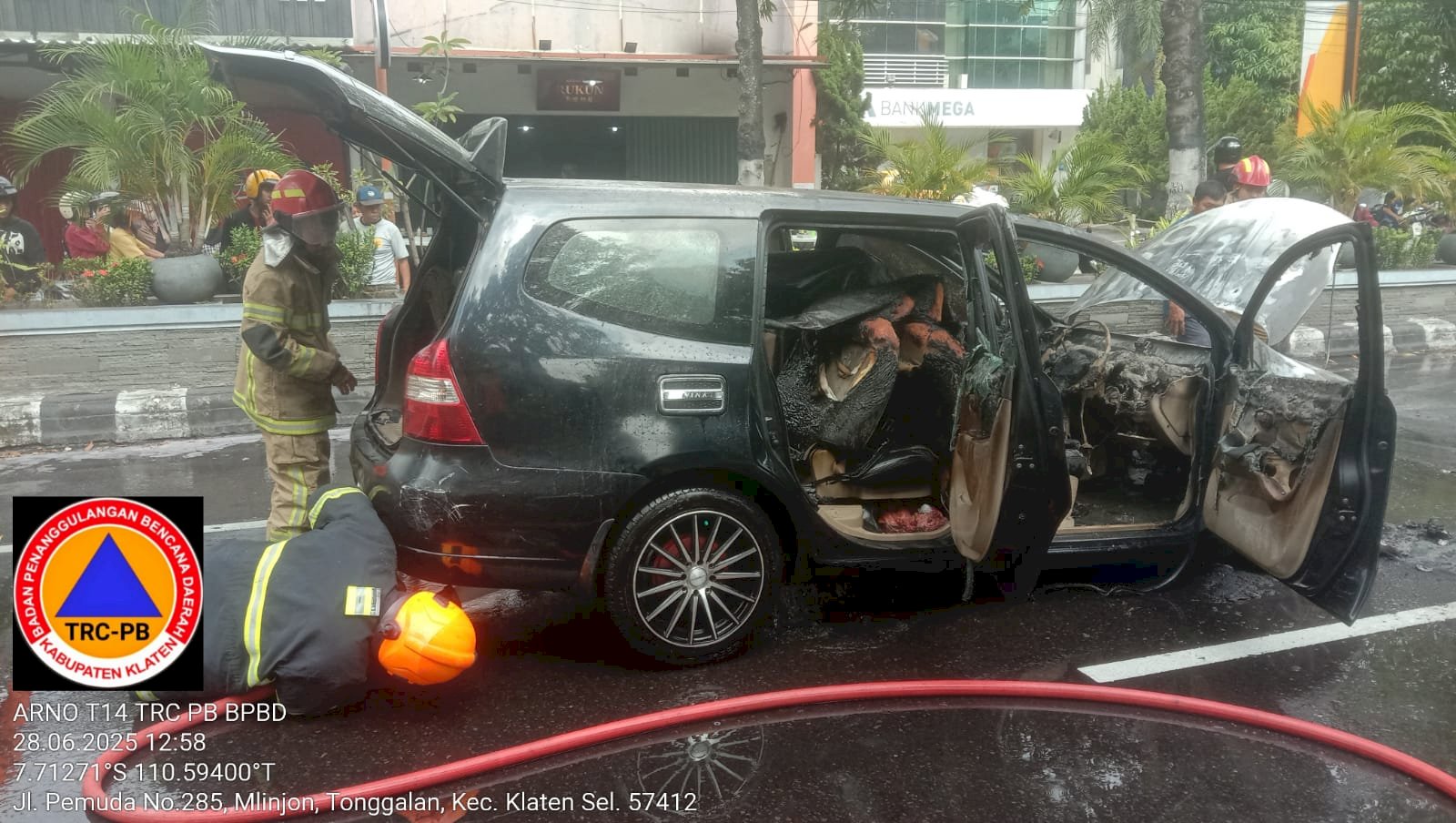 Kebakaran Mobil Pribadi di Jalan Pemuda, Mlinjon (Samping Tugu Adipura)