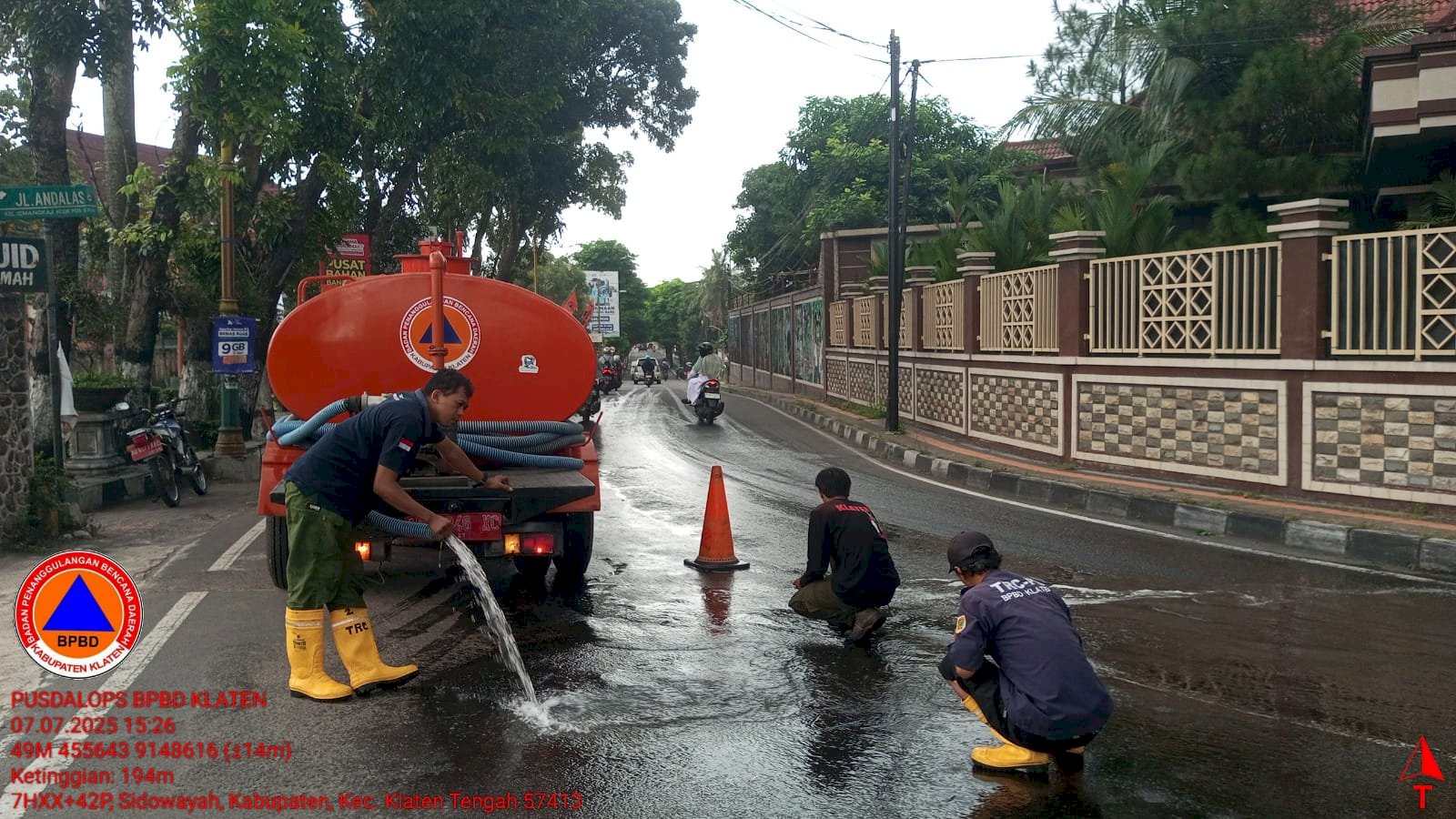 Pembersihan Tumpahan Solar di Tikungan Sidowayah (Depan Masjid Ar-Rohmah AAM) Klaten Tengah, Klaten