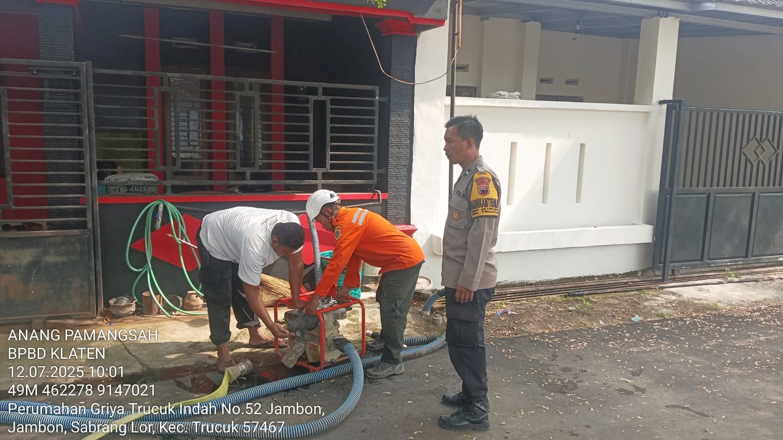 Penyemprotan Saluran Air Sarang Nyamuk di Desa Sabrang Lor, Kecamatan Trucuk